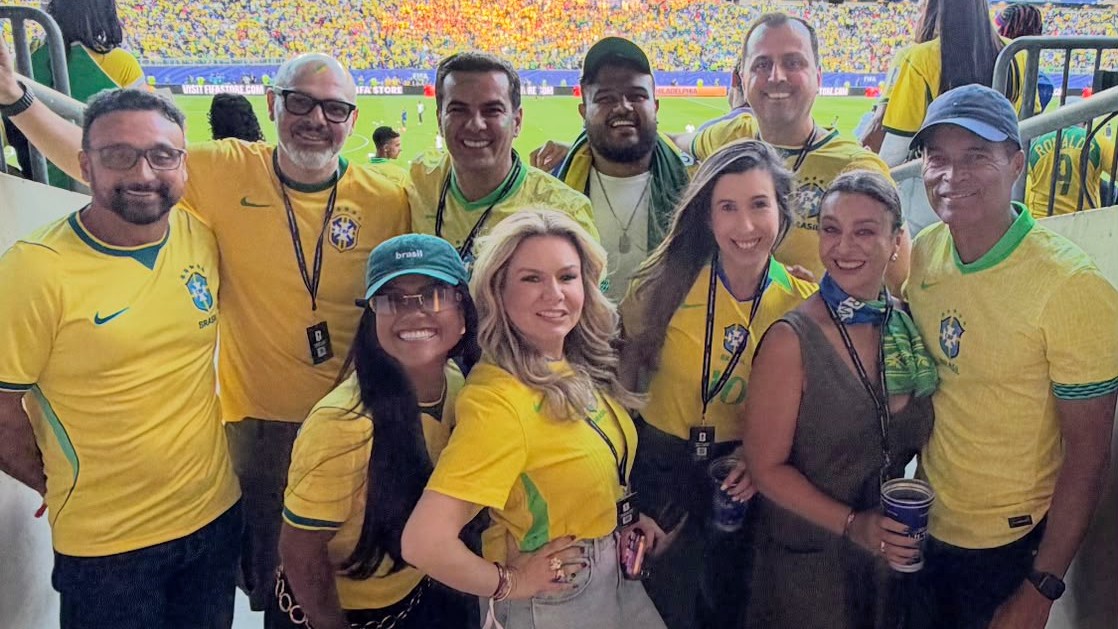 Bruno Costa festeja vitória do Brasil com convidados famosos