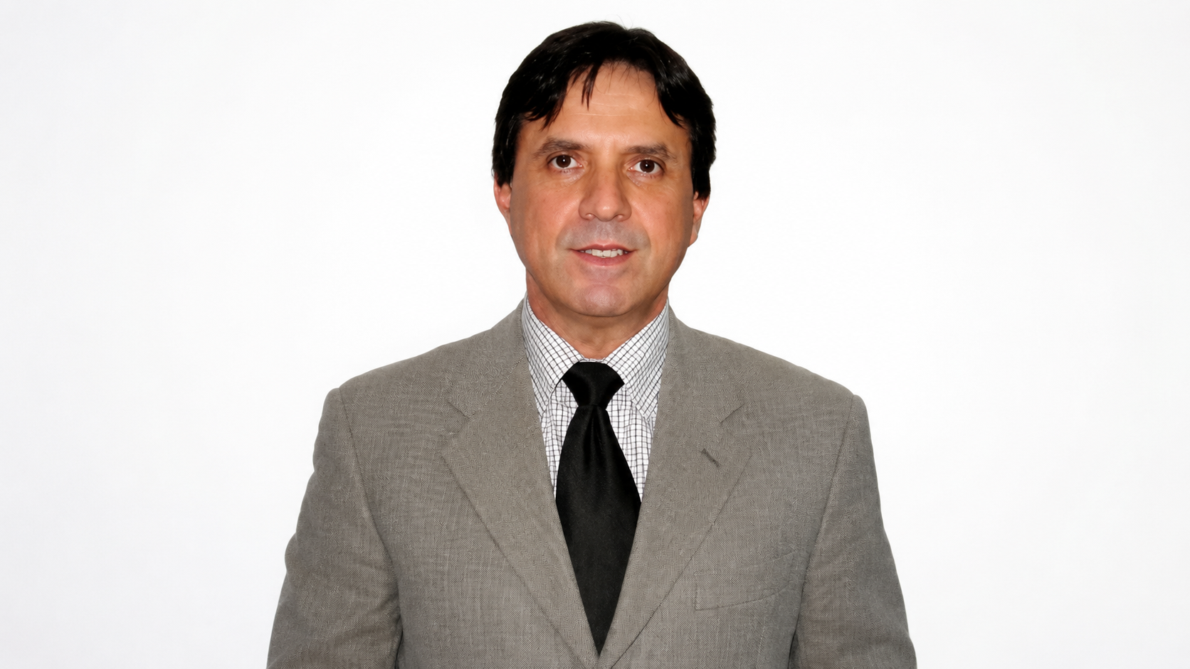 Dr. Evando Lauritzen, referência em cirurgia plástica alia excelência técnica, segurança cirúrgica e atuação humanitária